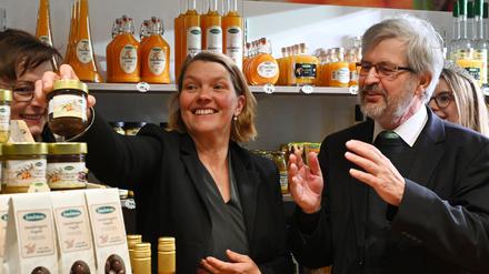 Christine Berger präsentiert auf der Grünen Woche beim Presserundgang Axel Vogel (Bündnis90/Grüne), Landwirtschaftsminister des Landes Brandenburg, ihre Neuheit eine Haselnusscreme mit Sanddorn. 