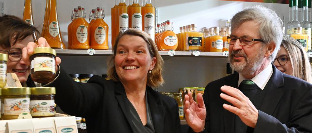 Christine Berger präsentiert auf der Grünen Woche beim Presserundgang Axel Vogel (Bündnis90/Grüne), Landwirtschaftsminister des Landes Brandenburg, ihre Neuheit eine Haselnusscreme mit Sanddorn. 