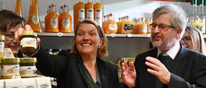 Christine Berger präsentiert auf der Grünen Woche beim Presserundgang Axel Vogel (Bündnis90/Grüne), Landwirtschaftsminister des Landes Brandenburg, ihre Neuheit eine Haselnusscreme mit Sanddorn. 