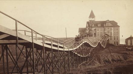 „Gravity Switchback Roller Coaster“ um 1887.