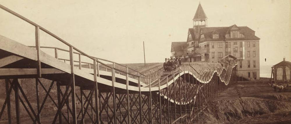 „Gravity Switchback Roller Coaster“ um 1887.