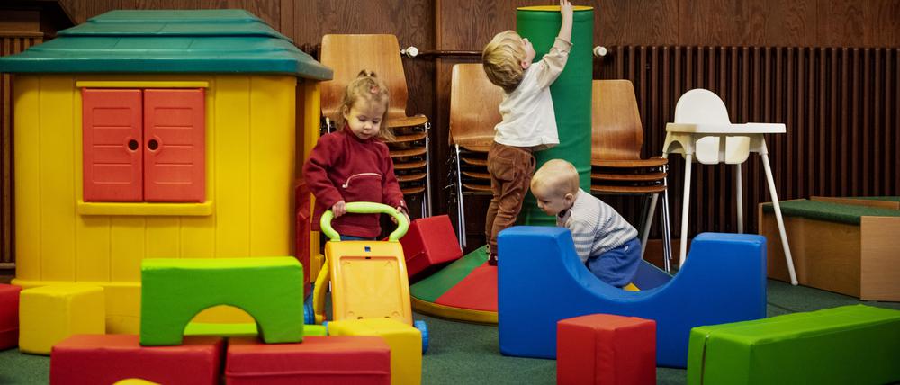 Auf dem Winterspielplatz der Berliner Stadtmission können  Familien zwischen November und März mit ihren Kindern kostenlos spielen, was Gas und Geld spart.