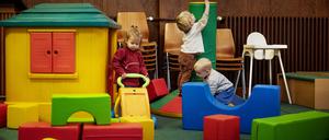 Auf dem Winterspielplatz der Berliner Stadtmission können  Familien zwischen November und März mit ihren Kindern kostenlos spielen, was Gas und Geld spart.