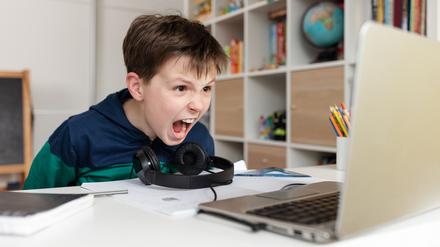 Ein Schüler hat Schwierigkeiten während einer Videokonferenz.