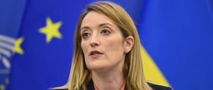 Roberta Metsola nimmt Geschenke entgegen, die sie nach eigenen Angaben aber nicht behält.