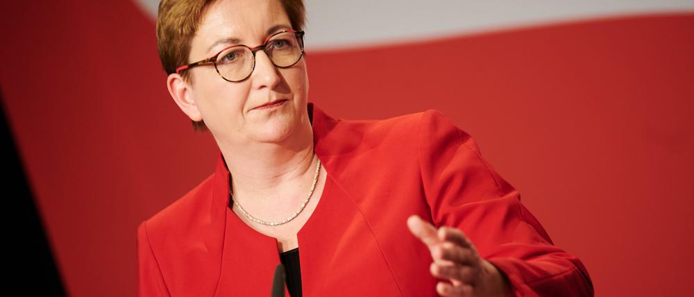 Klara Geywitz (SPD), Bundesministerin für Bau und Wohnen, spricht beim Landesparteitag der SPD.