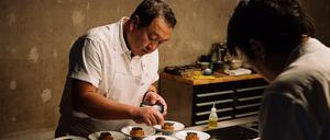 „Macht mal die Augen zu, spürt mal den Fisch.“ The Duc Ngo beim Anrichten in seinem Salon.