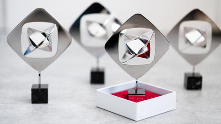 Mehrere Trophäen zum Grimme-Preis stehen auf dem Boden der Werkstatt von Juwelier Brinkforth. 