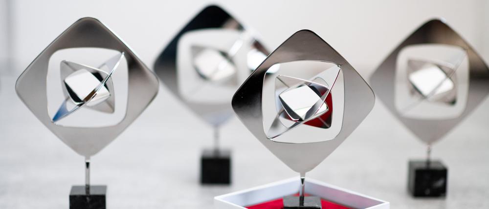Mehrere Trophäen zum Grimme-Preis stehen auf dem Boden der Werkstatt von Juwelier Brinkforth. 