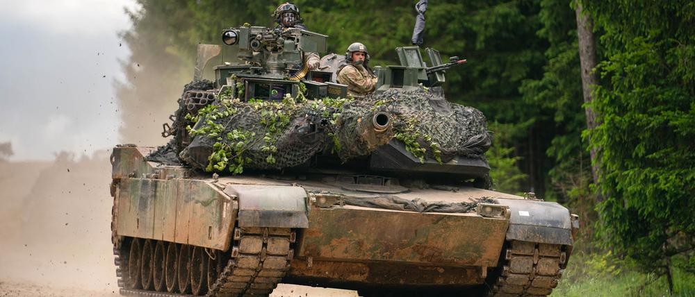 Ein Panzer des Typs M1 Abrams der US Army fährt während einer multinationalen Übung auf dem Truppenübungsplatz Hohenfels über eine Straße (Symbolbild).
