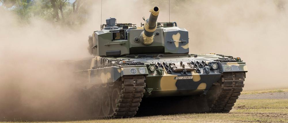 Ein Panzer des Typs Leopard 2 A4 wird zur Demonstration bei der feierlichen Übergabe der ersten vier Panzer an die ungarische Armee gefahren (Symbolbild).