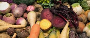 Gemüse wie Rote Beete, Möhren und Brokkoli liegen in einer Auslage.