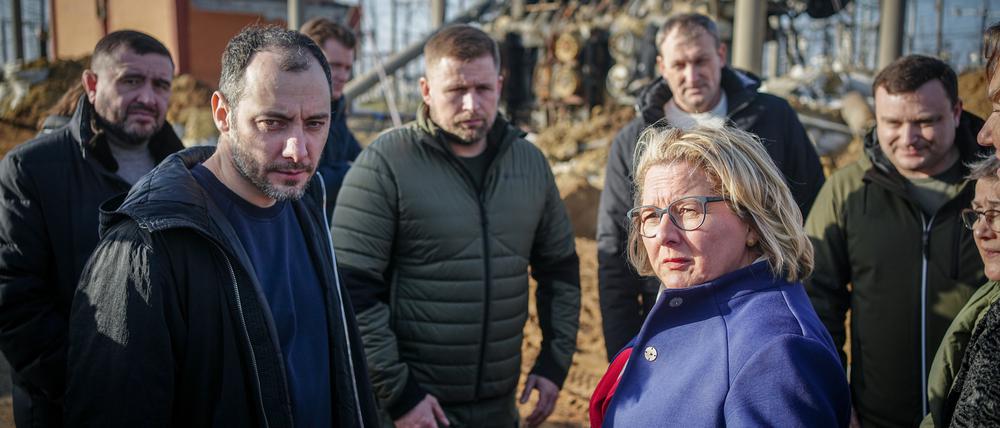 Svenja Schulze steht in der Nähe von Odessa vor einem von russischen Raketen zerstörten Umspannwerk.