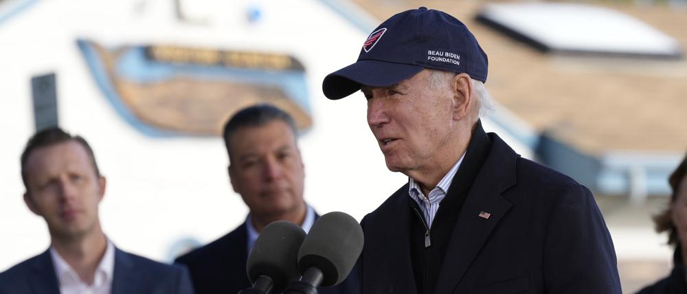 Joe Biden, Präsident der USA, spricht im Seacliff State Park zuhört.