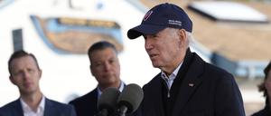 Joe Biden, Präsident der USA, spricht im Seacliff State Park zuhört.