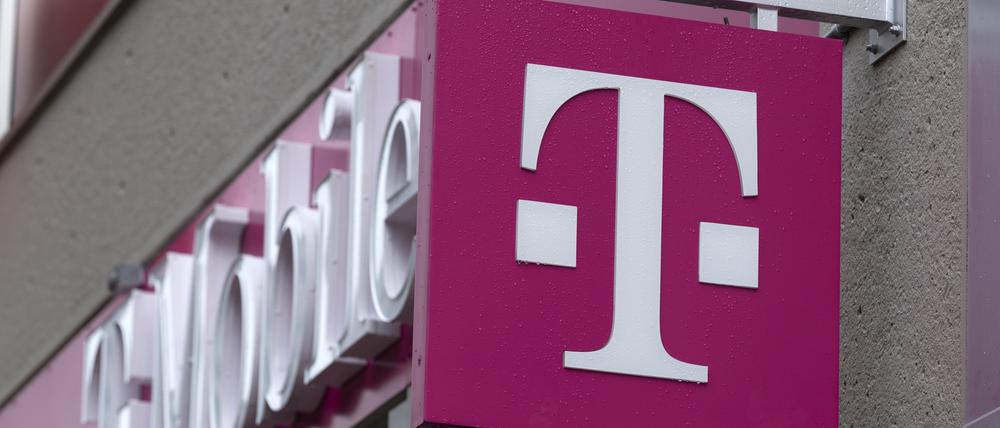 Das T-Mobile-Logo ist an einem Laden zu sehen. 