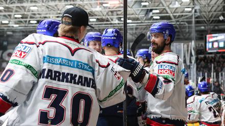 Die Eisbären gratulieren freuen sich über den nächsten Sieg.
