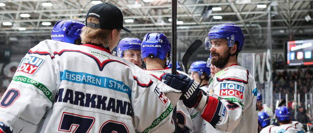 Die Eisbären gratulieren freuen sich über den nächsten Sieg.
