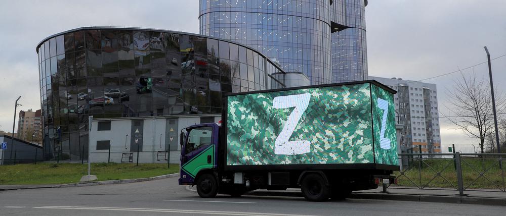 Ein Truck mit der Aufschrift „Z“ steht vor dem Wagner-Zentrum in Sankt Petersburg.