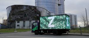 Ein Truck mit der Aufschrift „Z“ steht vor dem Wagner-Zentrum in Sankt Petersburg.