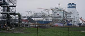Das schwimmende LNG-Terminal liegt am Anleger im Industriehafen Brunsbüttel.