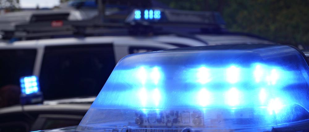Blaulicht auf Polizeifahrzeug.