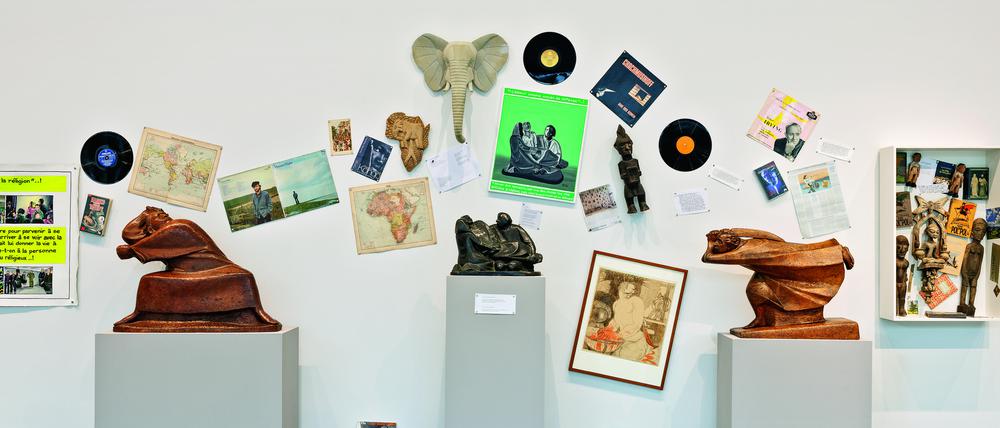 Sicht in die Ausstellung von Georges Adéagbo „À l’école de Ernest Barlach, le sculpteur“ .
 