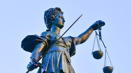 In vielen Fällen entscheiden deutsche Richter:innen nicht allein.