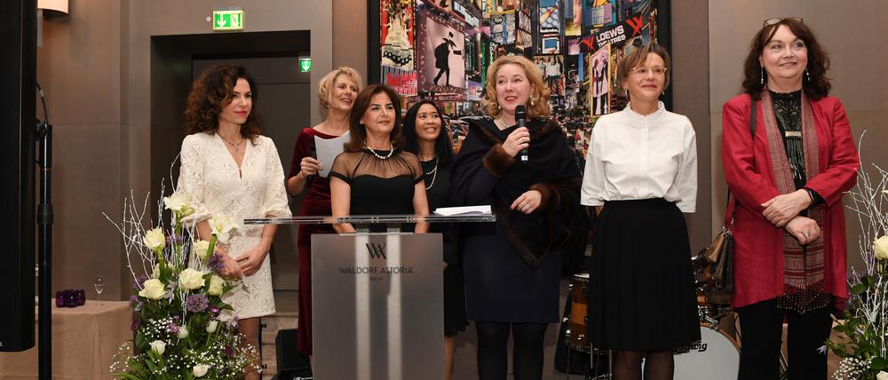 Gute Wünsche in vielen Sprachen. Christine Hatakka (2.v.l. hinten) und ihr Team beim Neujahrsempfang des Diplomatenclubs „Willkommen in Berlin“.
