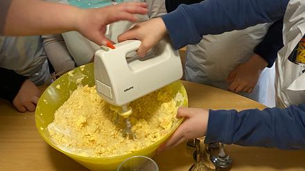 Gemeinsam mit den Kindern Kuchen oder Plätzchen zu backen, kann eine Form sein, wie die „Kiezsterne“ die Eltern entlasten.