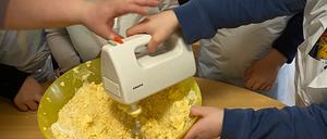 Gemeinsam mit den Kindern Kuchen oder Plätzchen zu backen, kann eine Form sein, wie die „Kiezsterne“ die Eltern entlasten.