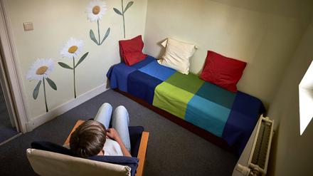 Junge Frau in einem Warteraum in einem Familienberatungszentrum.