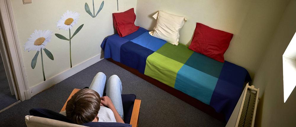 Junge Frau in einem Warteraum in einem Familienberatungszentrum.