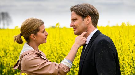 Insa (Theresa Underberg) und Habedank (Holger Stockhaus) kommen sich im Rapsfeld näher. 