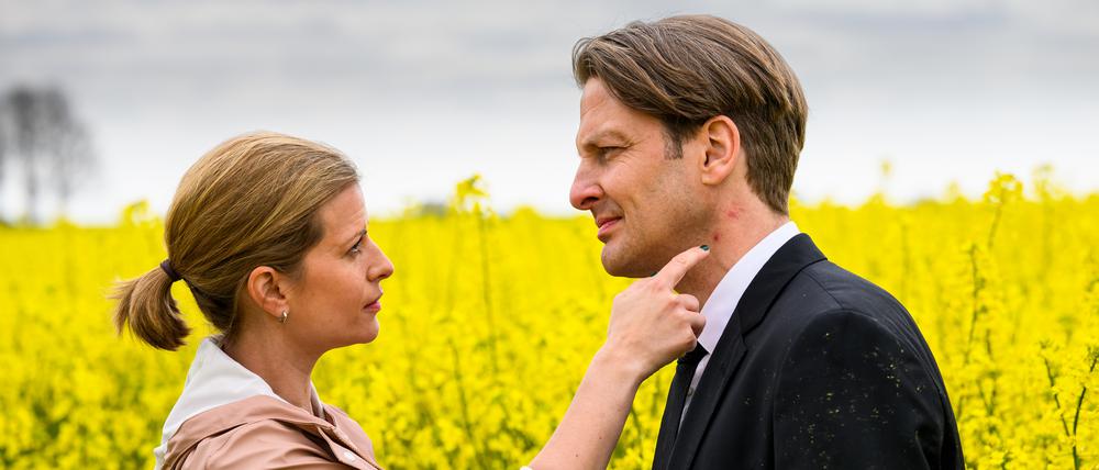 Insa (Theresa Underberg) und Habedank (Holger Stockhaus) kommen sich im Rapsfeld näher.