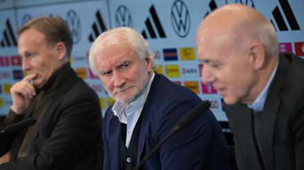 In ihrer Mitte. Hans-Joachim Watzke und DFB-Präsident Bernd Neuendorf (r.) setzen auf die befriedende Wirkung von Rudi Völler.