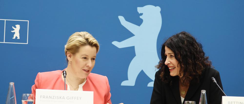 Die Regierende Bürgermeisterin Franziska Giffey (l.) und die Senatorin für Umwelt, Mobilität, Verbraucher- und Klimaschutz, Bettina Jarasch. 