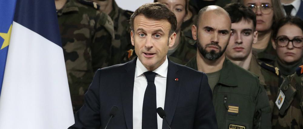 Emmanuel Macron hält eine Neujahrsansprache an die französische Armee.