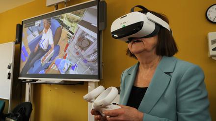 So lernt man heute: Gesundheitsministerin Ursula Nonnemacher (Grüne) schaut sich in der Pflegeschule in Beelitz mit der 3D-Brille einen Patienten an.