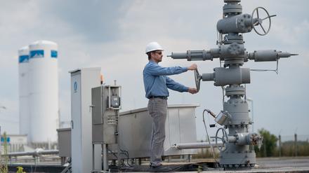 Der Geologe und Leiter des Zentrums fuer Geologische Speicherung des Geoforschungszentrums Potsdam (GFZ), Axel Liebscher, steht am am Mittwoch in Ketzin auf der CO2-Injektionsanlage an der Injektionsborung und dreht den Zulauf zu.