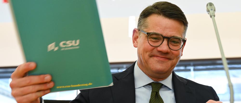 20.01.2023, Hessen, Wiesbaden: Ministerpräsident Boris Rhein (CDU) hat als Zeuge im Lübcke-Untersuchungsausschuss des Hessischen Landtags im Plenarsaal Platz genommen. Thema ist unter anderem die Frage nach der Einschätzung der Gefährlichkeit des Mörders Stephan Ernst. Lübcke war 2019 auf der Terrasse seines Hauses im Kreis Kassel von dem Rechtsextremisten erschossen worden. Im Ausschuss geht es in Wiesbaden um die Rolle der hessischen Sicherheitsbehörden in dem Mordfall. Foto: Arne Dedert/dpa +++ dpa-Bildfunk +++