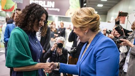 Hand drauf: Franziska Giffey und Bettina Jarasch. Und bitte recht freundlich lächeln.