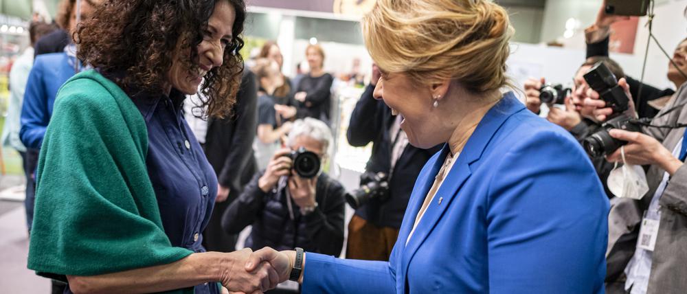 Hand drauf: Franziska Giffey und Bettina Jarasch. Und bitte recht freundlich lächeln.