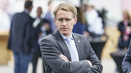 Daniel Günther (CDU), Schleswig-Holsteins Ministerpräsident, schaut beim Landesausschuss der CDU in der Lille-Brauerei auf die Deligierte. Die Nord-CDU will auf einem kleinen Parteitag ihren Erfolg bei der Landtagswahl in Schleswig-Holstein analysieren.