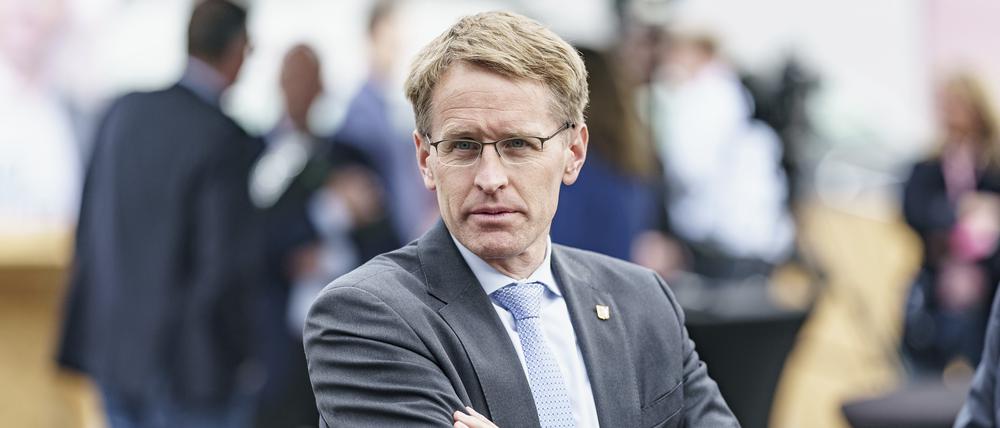 Daniel Günther (CDU), Schleswig-Holsteins Ministerpräsident, schaut beim Landesausschuss der CDU in der Lille-Brauerei auf die Deligierte. Die Nord-CDU will auf einem kleinen Parteitag ihren Erfolg bei der Landtagswahl in Schleswig-Holstein analysieren.