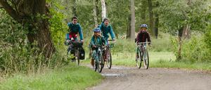 Die Autorin mit ihrer Familie auf der Strecke durch den Spreewald.
