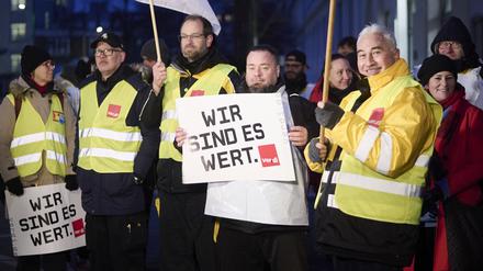 Janine Wissler, Linke-Parteivorsitzende, trifft sich im Warnstreik befindende Angestellte der Deutschen Post AG am Brief- und Paketzentrum in der Thiemannstraße in Berlin.