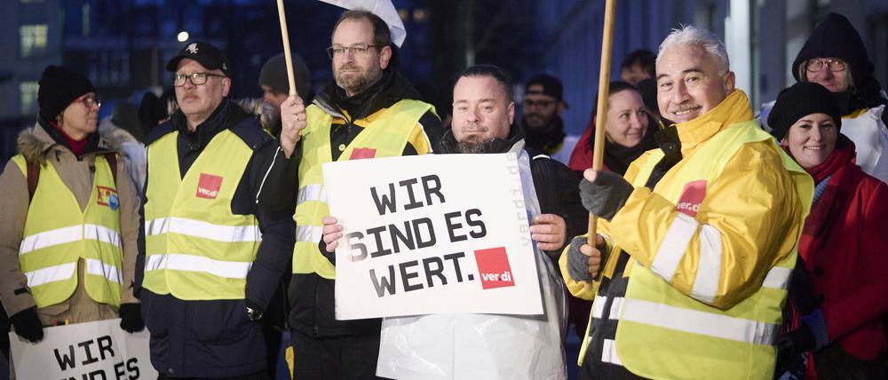 Janine Wissler, Linke-Parteivorsitzende, trifft sich im Warnstreik befindende Angestellte der Deutschen Post AG am Brief- und Paketzentrum in der Thiemannstraße in Berlin.