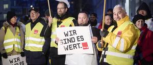 Janine Wissler, Linke-Parteivorsitzende, trifft sich im Warnstreik befindende Angestellte der Deutschen Post AG am Brief- und Paketzentrum in der Thiemannstraße in Berlin.