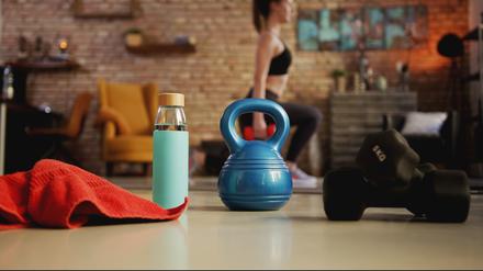 Mit Kurzhanteln und Kettlebell lässt sich ein gutes Homeworkout gestalten.